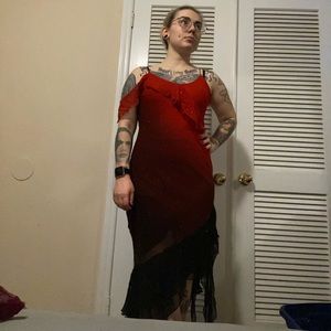 🚨Red to Black Ombré Gown w Shoulder Adornment🚨